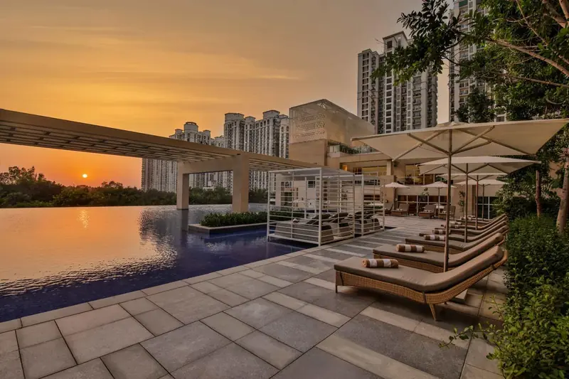 DLF One Midtown amenities and clubhouse